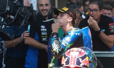 El piloto brasileño del equipo Italtrans Racing Team Diogo Moreira de Brasil, primer puesto en Moto2, celebra después de la carrera en el Gran Premio de Motociclismo de Indonesia en el Circuito de Mandalika, Indonesia. EFE/EPA/ADI WEDA