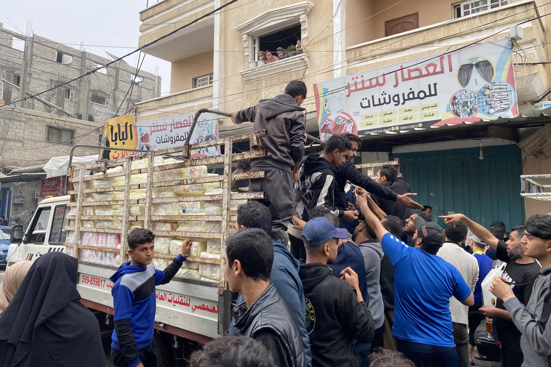 Un camión de distribución de ayuda en una calle de Rafah en una imagen de archivo. EFE/ Anas Baba