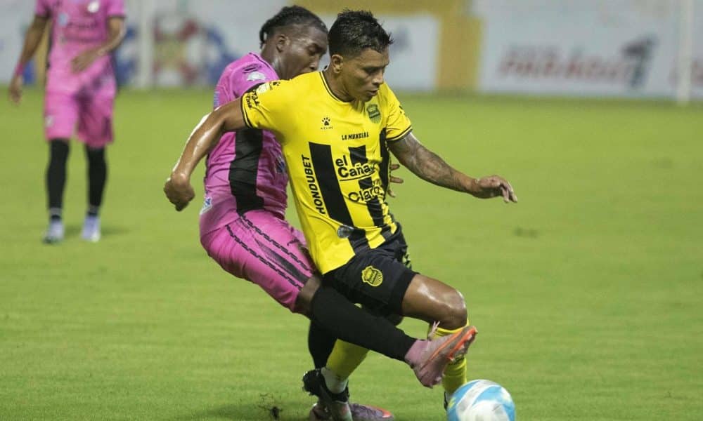 Brayan Moya (d), de Real España, disputa el balón con Jhon Suazo, de Choloma, este sábado en un partido de la Liga de Honduras jugado en el estadio Francisco Morazán, en San Pedro Sula. EFE/ José Valle