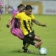 Brayan Moya (d), de Real España, disputa el balón con Jhon Suazo, de Choloma, este sábado en un partido de la Liga de Honduras jugado en el estadio Francisco Morazán, en San Pedro Sula. EFE/ José Valle