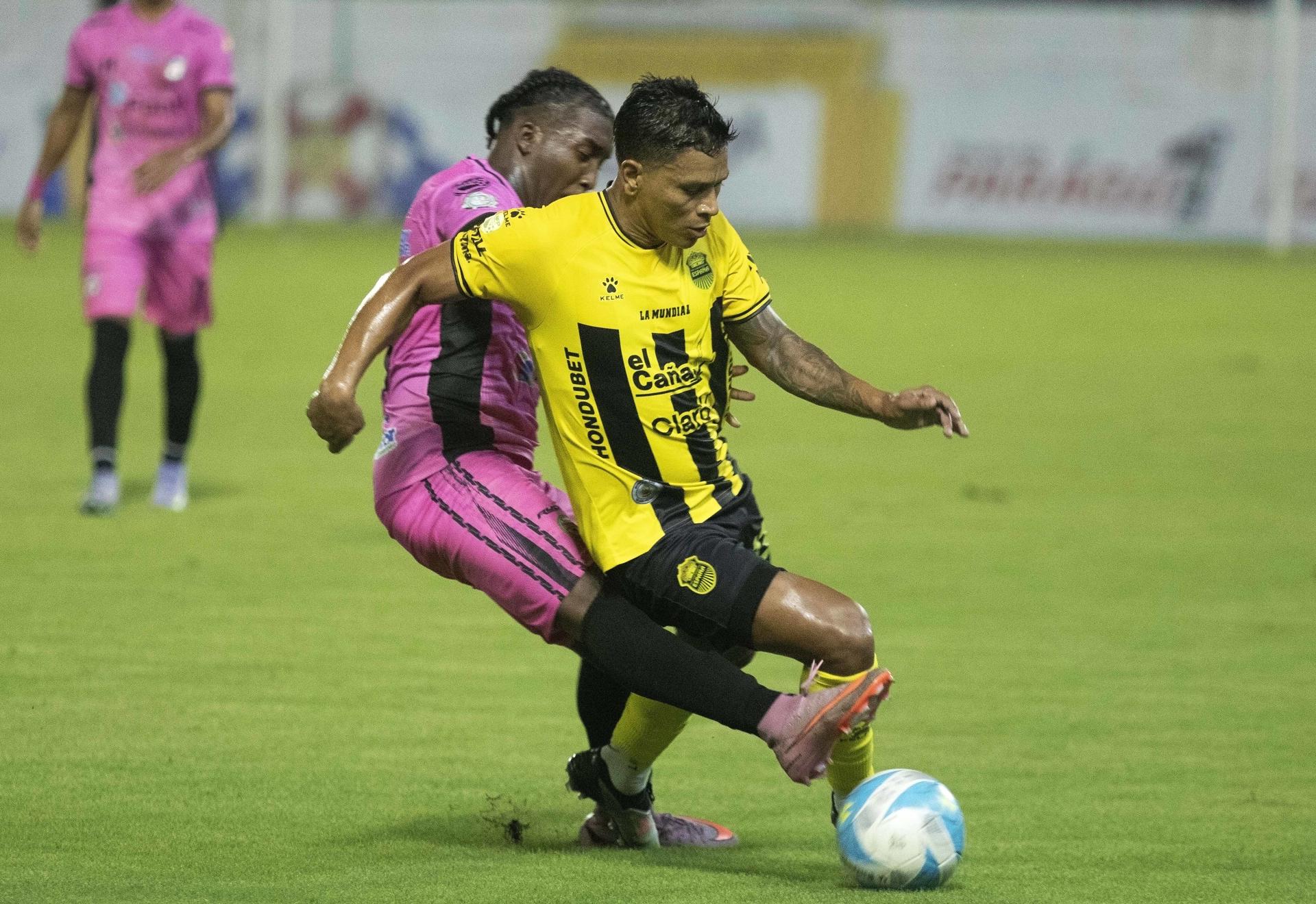 Brayan Moya (d), de Real España, disputa el balón con Jhon Suazo, de Choloma, este sábado en un partido de la Liga de Honduras jugado en el estadio Francisco Morazán, en San Pedro Sula. EFE/ José Valle