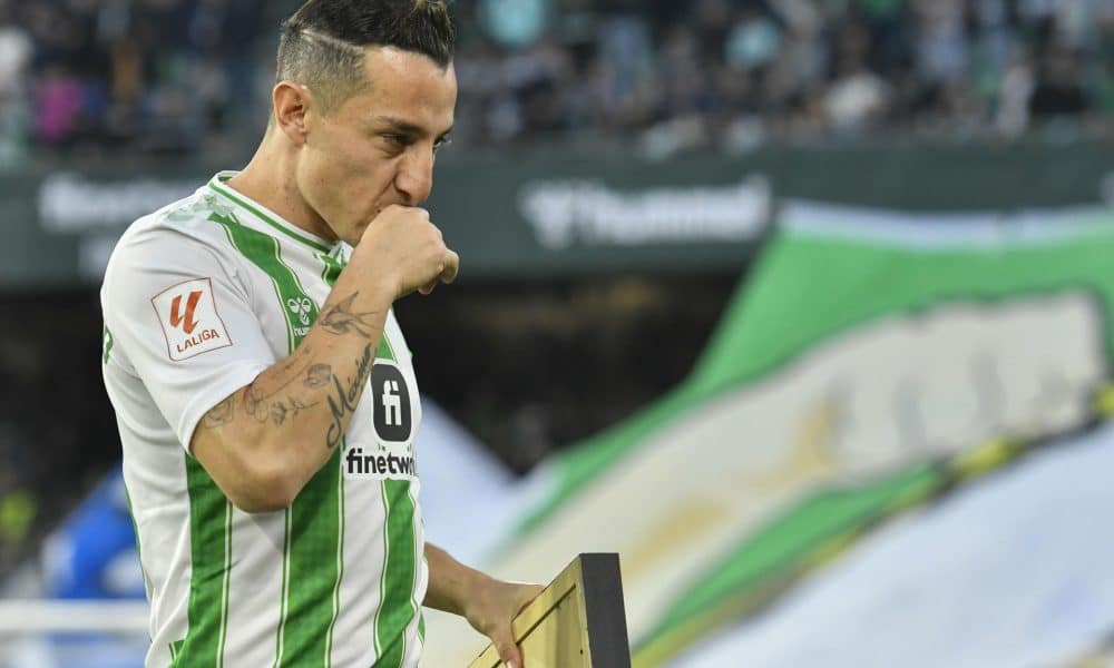 El centrocampista mexicano Andrés Guardado durante el homenaje que recibió con motivo de su marcha del Betis. EFE/ Raúl Caro.