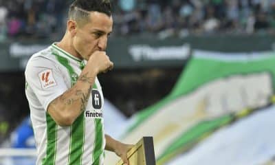 El centrocampista mexicano Andrés Guardado durante el homenaje que recibió con motivo de su marcha del Betis. EFE/ Raúl Caro.