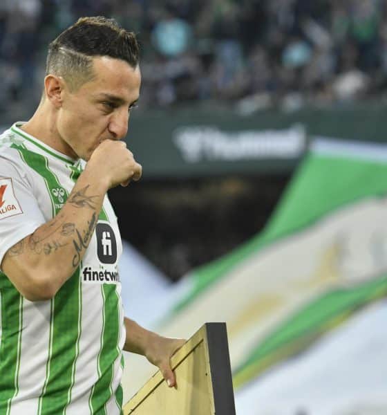El centrocampista mexicano Andrés Guardado durante el homenaje que recibió con motivo de su marcha del Betis. EFE/ Raúl Caro.
