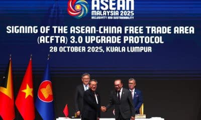 KUALA LUMPUR (Malaysia), 28/10/2025.- Malaysia Prime Minister Anwar Ibrahim (C-R) and China Premier Li Qiang (C-L) shakes hand as Malaysia Investment, Trade and Industry Minister Datuk Seri Tengku Zafrul Abdul Aziz (R) and China Minister of Commerce Wang Wentao (L) look on during the Signing Of The ASEAN-China Free Trade Area (ACFTA) 3.0 Upgrade Protocol, on sidelines of the Association of Southeast Asian Nations (ASEAN) Summit at the Kuala Lumpur Convention Centre (KLCC) in Kuala Lumpur, Malaysia, 28 October 2025. The 47th ASEAN Summit and Related Summits are being held in the Malaysian capital from 26 to 28 October 2025. (Malasia) EFE/EPA/FAZRY ISMAIL