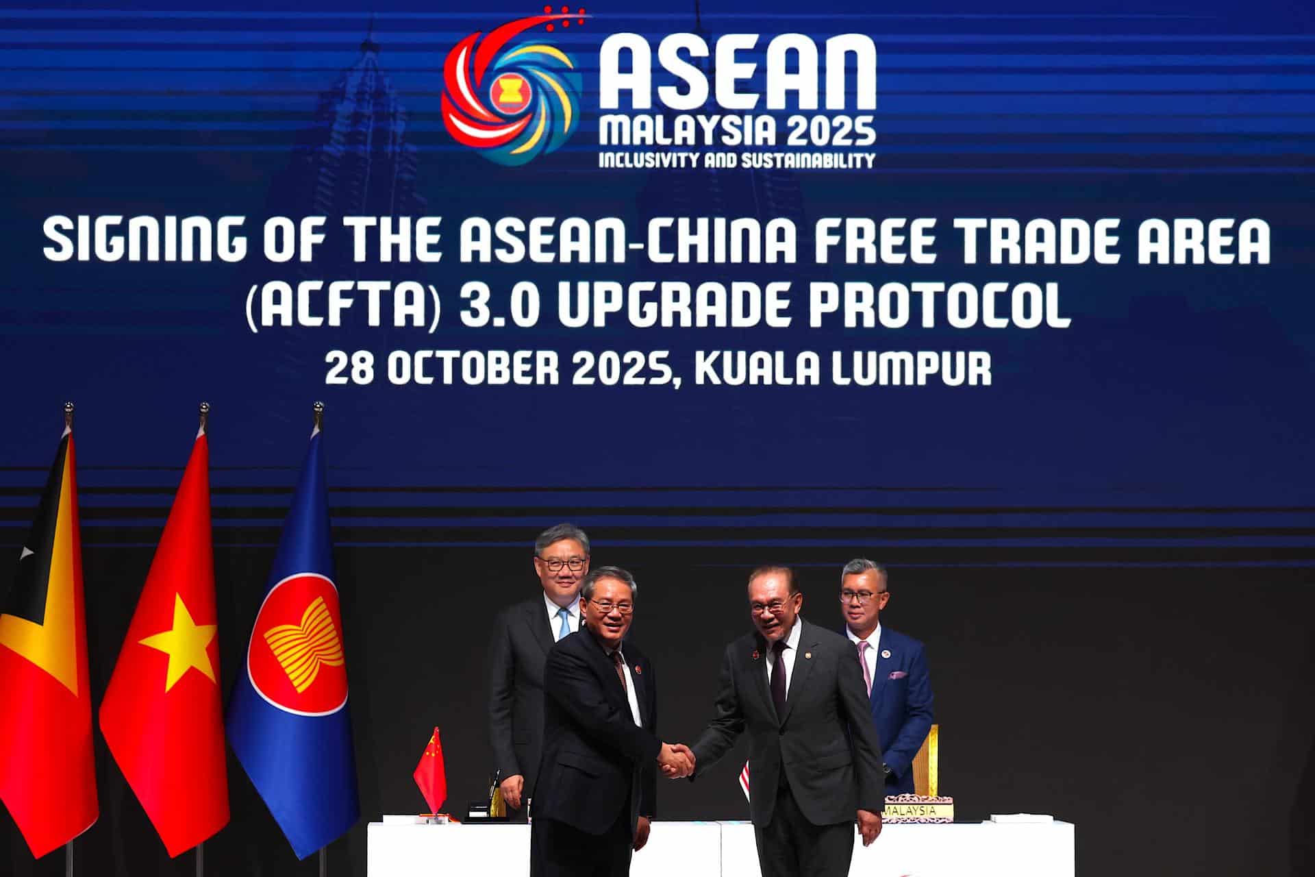 KUALA LUMPUR (Malaysia), 28/10/2025.- Malaysia Prime Minister Anwar Ibrahim (C-R) and China Premier Li Qiang (C-L) shakes hand as Malaysia Investment, Trade and Industry Minister Datuk Seri Tengku Zafrul Abdul Aziz (R) and China Minister of Commerce Wang Wentao (L) look on during the Signing Of The ASEAN-China Free Trade Area (ACFTA) 3.0 Upgrade Protocol, on sidelines of the Association of Southeast Asian Nations (ASEAN) Summit at the Kuala Lumpur Convention Centre (KLCC) in Kuala Lumpur, Malaysia, 28 October 2025. The 47th ASEAN Summit and Related Summits are being held in the Malaysian capital from 26 to 28 October 2025. (Malasia) EFE/EPA/FAZRY ISMAIL