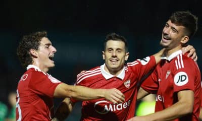Kike Salas (d) del Sevilla celebra tras anotar un gol durante el partido de primera ronda de la Copa del Rey, que el CD Toledo y el Sevilla FC disputaron en Toledo. EFE/ Ismael Herrero