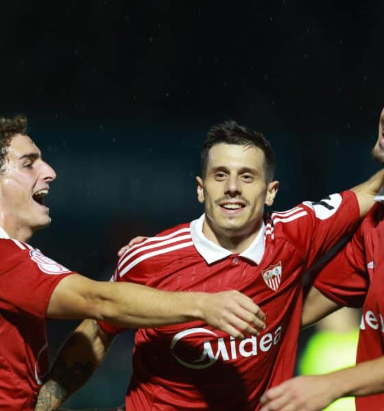 Kike Salas (d) del Sevilla celebra tras anotar un gol durante el partido de primera ronda de la Copa del Rey, que el CD Toledo y el Sevilla FC disputaron en Toledo. EFE/ Ismael Herrero