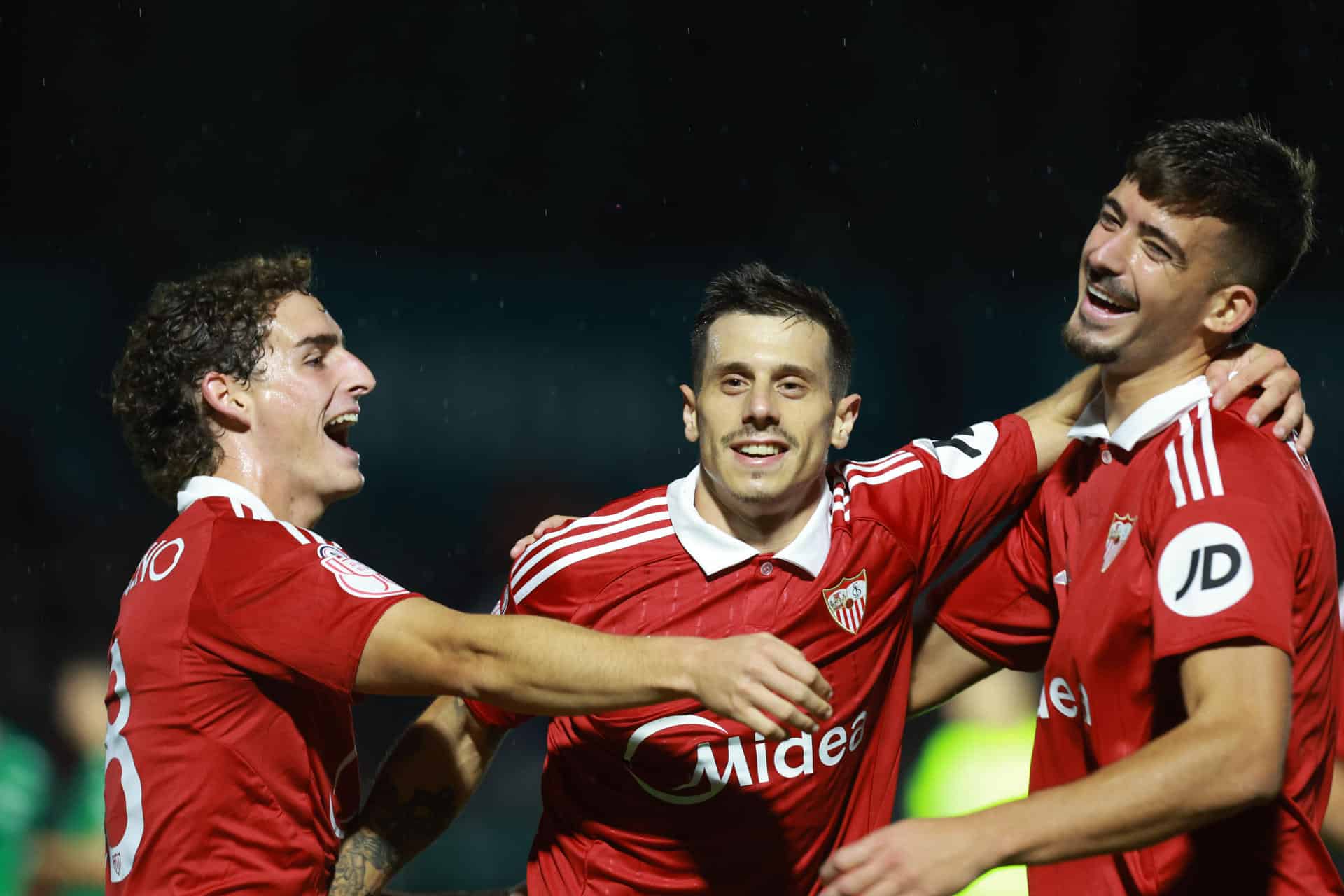 Kike Salas (d) del Sevilla celebra tras anotar un gol durante el partido de primera ronda de la Copa del Rey, que el CD Toledo y el Sevilla FC disputaron en Toledo. EFE/ Ismael Herrero