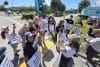Activistas de la organización Personas por el Trato Ético de los Animales (PETA) sostienen carteles en Miami (Estados Unidos). EFE/ Alberto Boal
