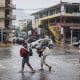 Personas caminan por una calle encharcada debido a las fuertes lluvias en el balneario de Acapulco, estado de Guerrero (México). Imagen de archivo. EFE/David Guzmán