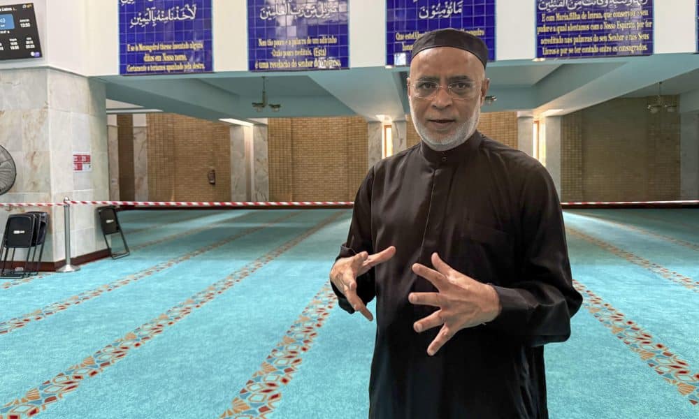 El imán de la Mezquita Central de Lisboa, jeque David Munir, señala en una entrevista con EFE que en Portugal "exagerando mucho" hay un centenar de mujeres que llevan burka o niqab, el velo musulmán que tapa el rostro, y denuncia que la iniciativa del grupo de ultraderecha Chega de prohibirlo responde únicamente a una motivación política. El religioso portugués, nacido en Mozambique en 1963, recibe a EFE en el interior del templo, que cumple este año 40 años de su fundación, después de que la semana pasada el Parlamento luso diera el primer paso para prohibir que las mujeres se tapen el rostro, en una iniciativa presentada por Chega contra el burka. EFE/ Susana Samhan