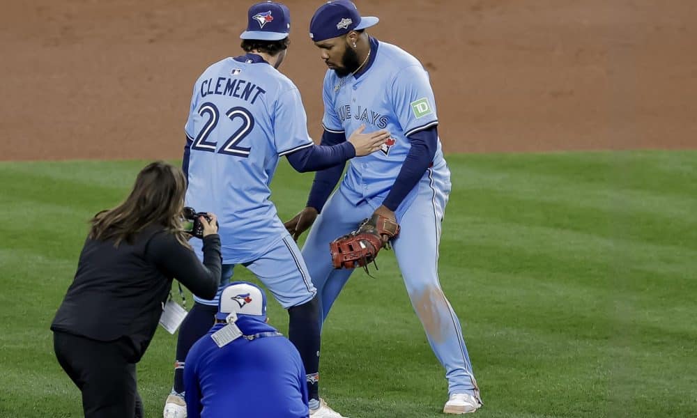 El primera base de los Toronto Blue Jays, Vladimir Guerrero Jr. (R), celebra con el infielder Ernie Clement (L) después de que los Blue Jays derrotaran a los Seattle Mariners en el tercer juego de la final de la Liga Americana de la MLB. EFE/EPA/JOHN G. MABANGLO