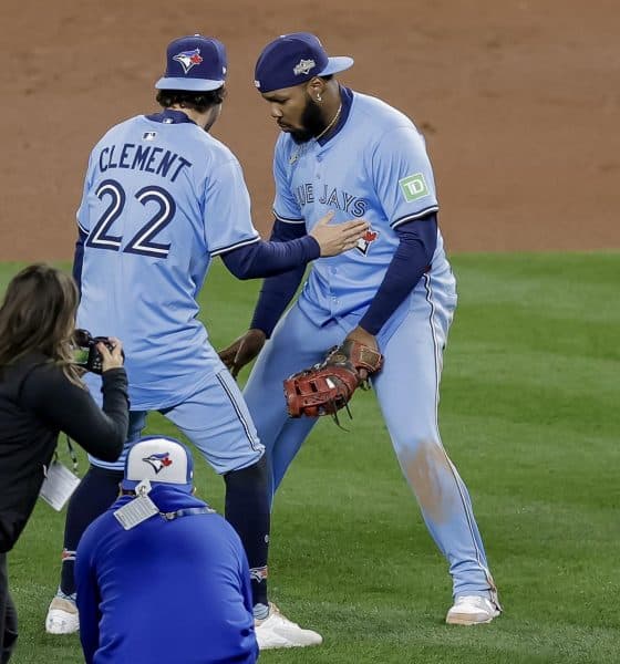 El primera base de los Toronto Blue Jays, Vladimir Guerrero Jr. (R), celebra con el infielder Ernie Clement (L) después de que los Blue Jays derrotaran a los Seattle Mariners en el tercer juego de la final de la Liga Americana de la MLB. EFE/EPA/JOHN G. MABANGLO