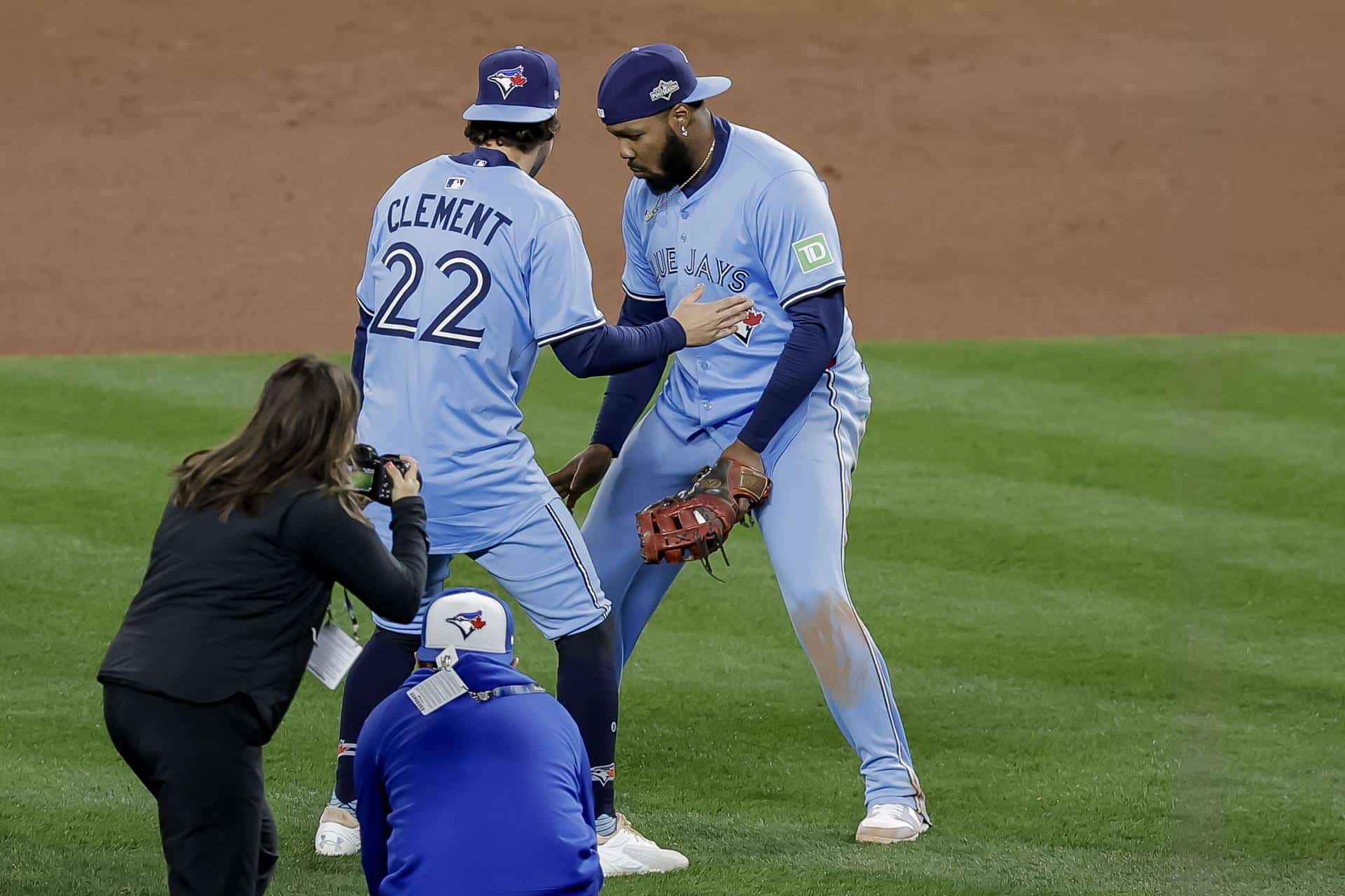 El primera base de los Toronto Blue Jays, Vladimir Guerrero Jr. (R), celebra con el infielder Ernie Clement (L) después de que los Blue Jays derrotaran a los Seattle Mariners en el tercer juego de la final de la Liga Americana de la MLB. EFE/EPA/JOHN G. MABANGLO