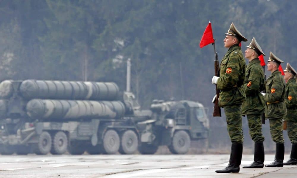 Foto archivo. Soldados rusos en formación mientras desfilan misiles balísticos intercontinentales. EFE/Yuri Kochetkov