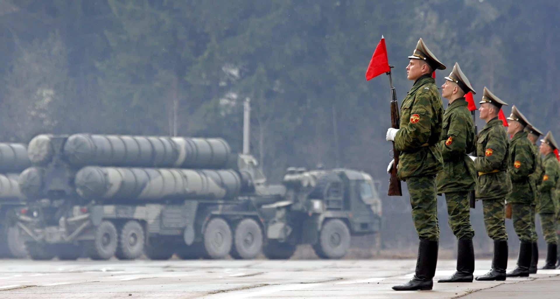 Foto archivo. Soldados rusos en formación mientras desfilan misiles balísticos intercontinentales. EFE/Yuri Kochetkov