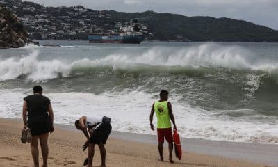 Vista del alto oleaje en playas de Acapulco, estado de Guerrero (México). Imagen de archivo. EFE/David Guzmán