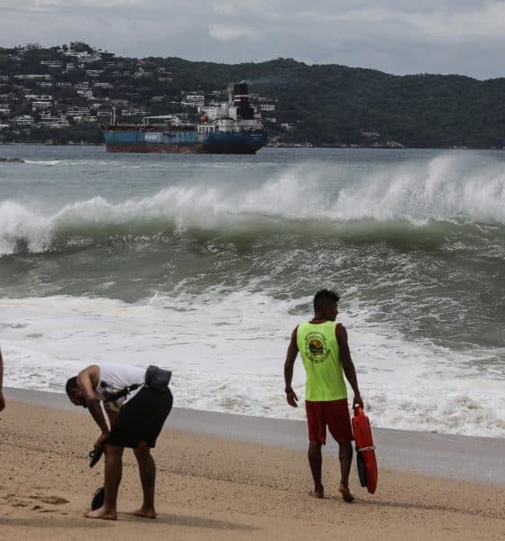 Vista del alto oleaje en playas de Acapulco, estado de Guerrero (México). Imagen de archivo. EFE/David Guzmán