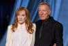 Patti Scialfa (I) y Bruce Springsteen llegan a la Gala de la Academia en el Museo de la Academia de Artes y Ciencias Cinematográficas en Los Ángeles, California, 18 de octubre de 2025 (emitido 19 de octubre de 2025).
EFE/EPA/ALLISON DINNER
//////////
LOS ANGELES (United States), 19/10/2025.- Patti Scialfa (R) and Bruce Springsteen arrive to the Academy Gala at the Academy Museum of Motion Pictures in Los Angeles, California, 18 October 2025 (issued 19 October 2025). EFE/EPA/ALLISON DINNER