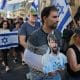 Un hombre porta una foto del difunto rehén israelí Guy Illouz mientras los dolientes escoltan su ataúd durante su procesión fúnebre en Rishon LeZion, Israel, el 15 de octubre de 2025. EFE/ABIR SULTAN