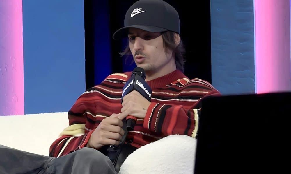 El cantante venezolano Danny Ocean habla durante el tercer día de la Semana de la Música Latina de Billboard este miércoles, en el teatro The Fillmore en Miami Beach (Estados Unidos). EFE/ Blanca Escriche