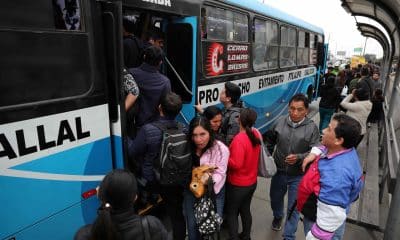 Personas intentan subir a un bus de servicio público este lunes, en Lima (Perú). EFE/ Paolo Aguilar