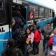 Personas intentan subir a un bus de servicio público este lunes, en Lima (Perú). EFE/ Paolo Aguilar