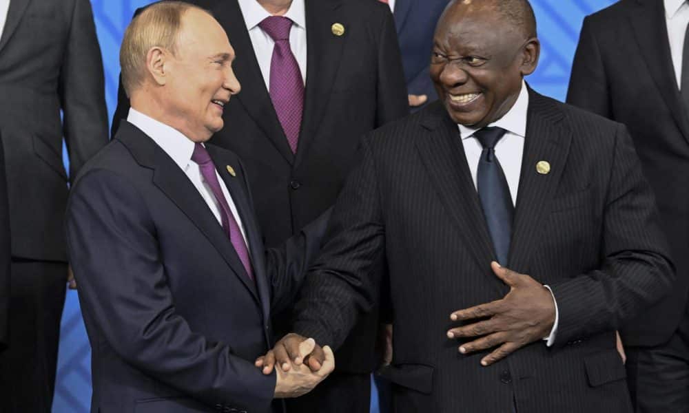 El presidente ruso, Vladimir Putin, y su colega sudafricano, Cyril Ramaphosa, se dan la mano en una cumbre de los BRIC en Kazan el 23 de octubre de 2024. EFE/EPA/ALEXANDER NEMENOV / POOL