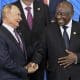 El presidente ruso, Vladimir Putin, y su colega sudafricano, Cyril Ramaphosa, se dan la mano en una cumbre de los BRIC en Kazan el 23 de octubre de 2024. EFE/EPA/ALEXANDER NEMENOV / POOL