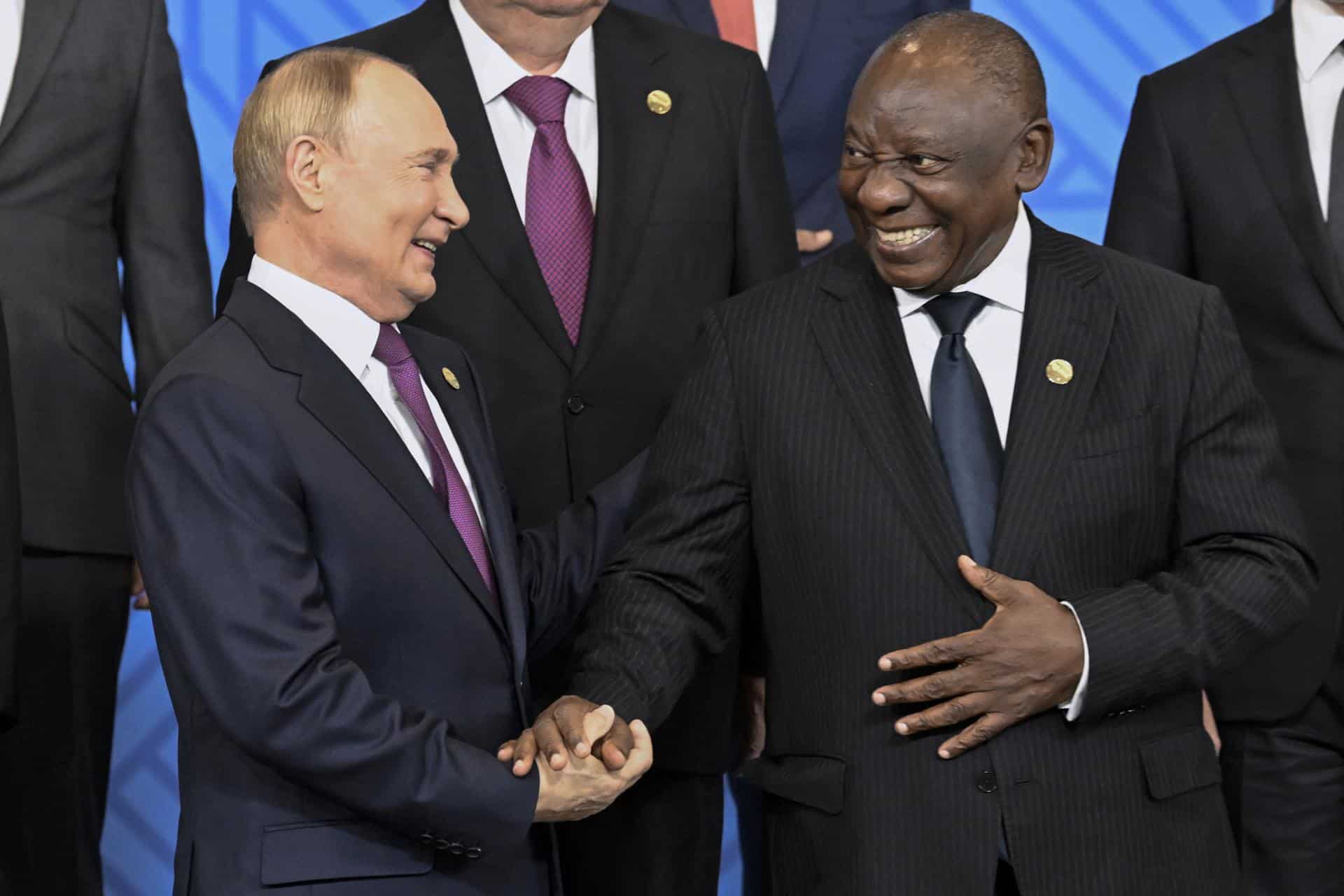 El presidente ruso, Vladimir Putin, y su colega sudafricano, Cyril Ramaphosa, se dan la mano en una cumbre de los BRIC en Kazan el 23 de octubre de 2024. EFE/EPA/ALEXANDER NEMENOV / POOL