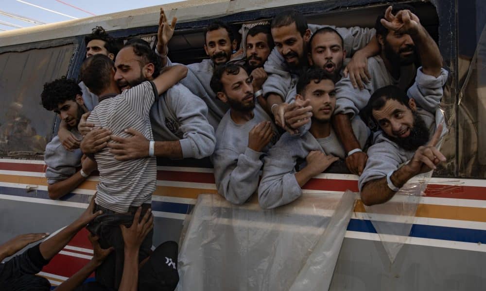 GAZA, 13/10/2025.- Prisioneros palestinos liberados a su llegada a Gaza tras su liberación, este lunes en Khan Yunis, sur de Gaza. La primera fase del acuerdo de paz de Gaza, entre Israel y Hamas, incluye la liberación de rehenes israelíes y prisioneros palestinos, una retirada parcial de las tropas israelíes y el reparto de ayuda humanitaria en Gaza. EFE/HAITHAM IMAD