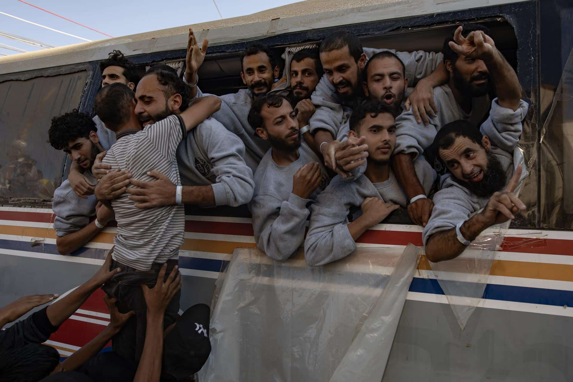 GAZA, 13/10/2025.- Prisioneros palestinos liberados a su llegada a Gaza tras su liberación, este lunes en Khan Yunis, sur de Gaza. La primera fase del acuerdo de paz de Gaza, entre Israel y Hamas, incluye la liberación de rehenes israelíes y prisioneros palestinos, una retirada parcial de las tropas israelíes y el reparto de ayuda humanitaria en Gaza. EFE/HAITHAM IMAD