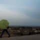 Una mujer camina con un paraguas durante una tormenta en Kaliakra, a unos 500 kilómetros de Sofía (Bulgaria). EFE/Vassil Donev