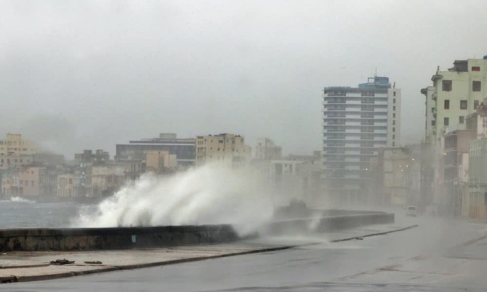 Fotografía de archivo que muestra el oleaje en el malecón de La Habana (Cuba). EFE/ Ernesto Mastrascusa