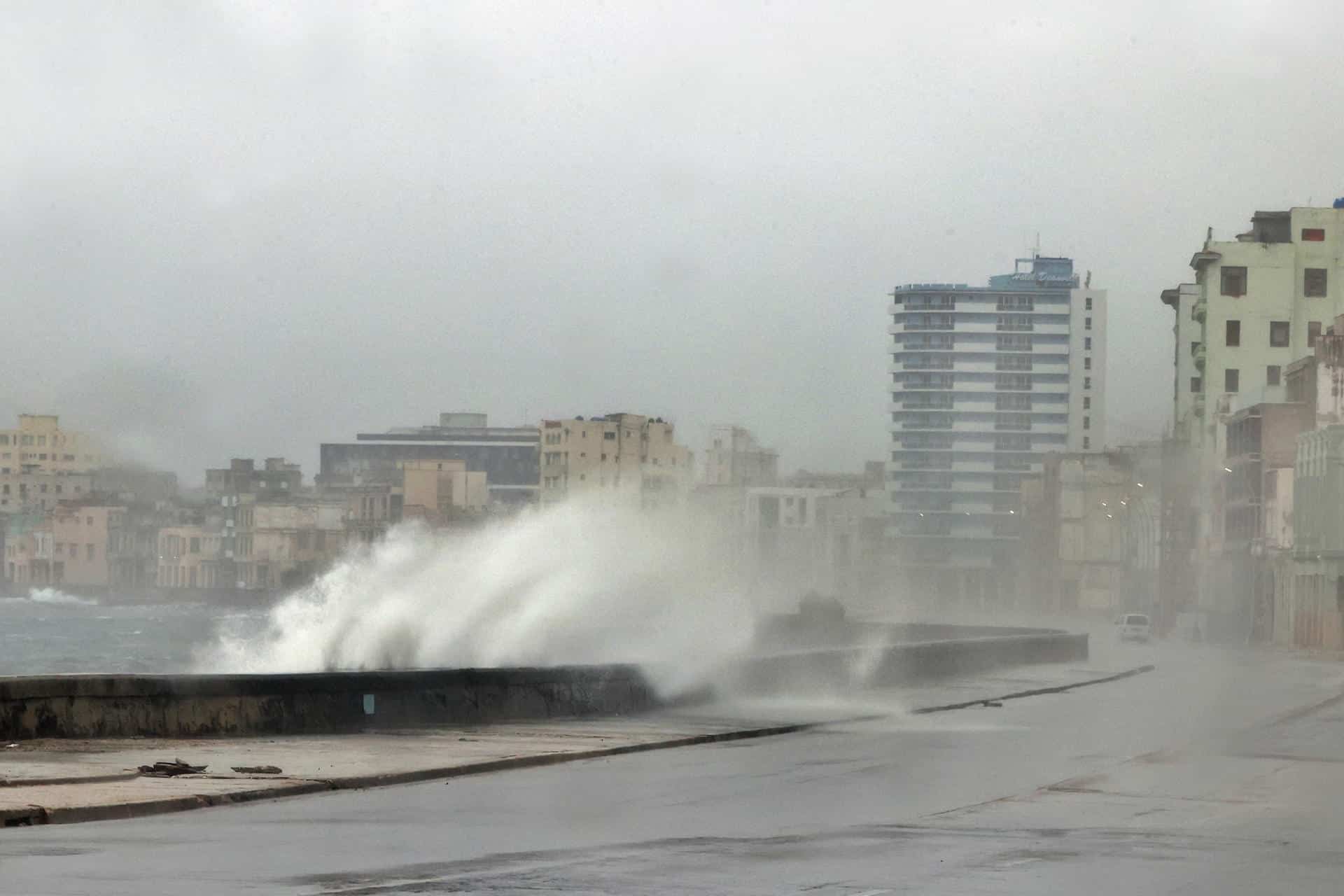 Fotografía de archivo que muestra el oleaje en el malecón de La Habana (Cuba). EFE/ Ernesto Mastrascusa