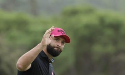El golfista español Jon Rahm saluda al público durante su participación en la cuarta jornada del Abierto de España de golf en el Club de Campo Villa de Madrid. EFE/ Sergio Pérez