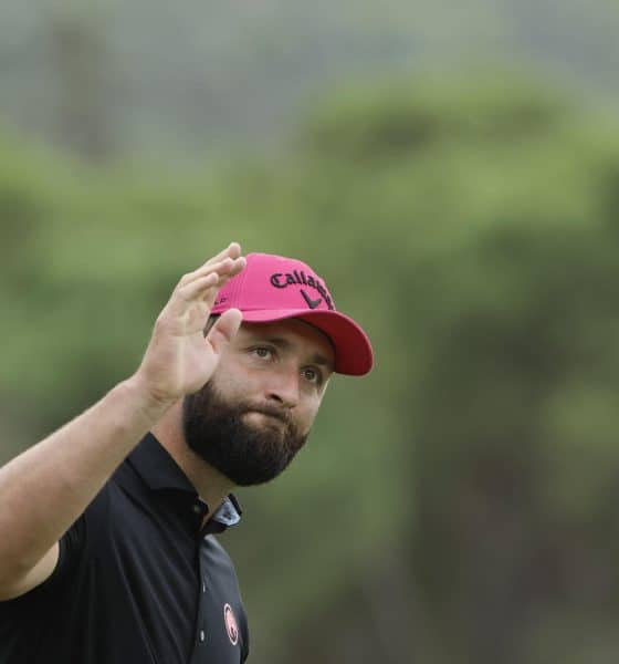 El golfista español Jon Rahm saluda al público durante su participación en la cuarta jornada del Abierto de España de golf en el Club de Campo Villa de Madrid. EFE/ Sergio Pérez