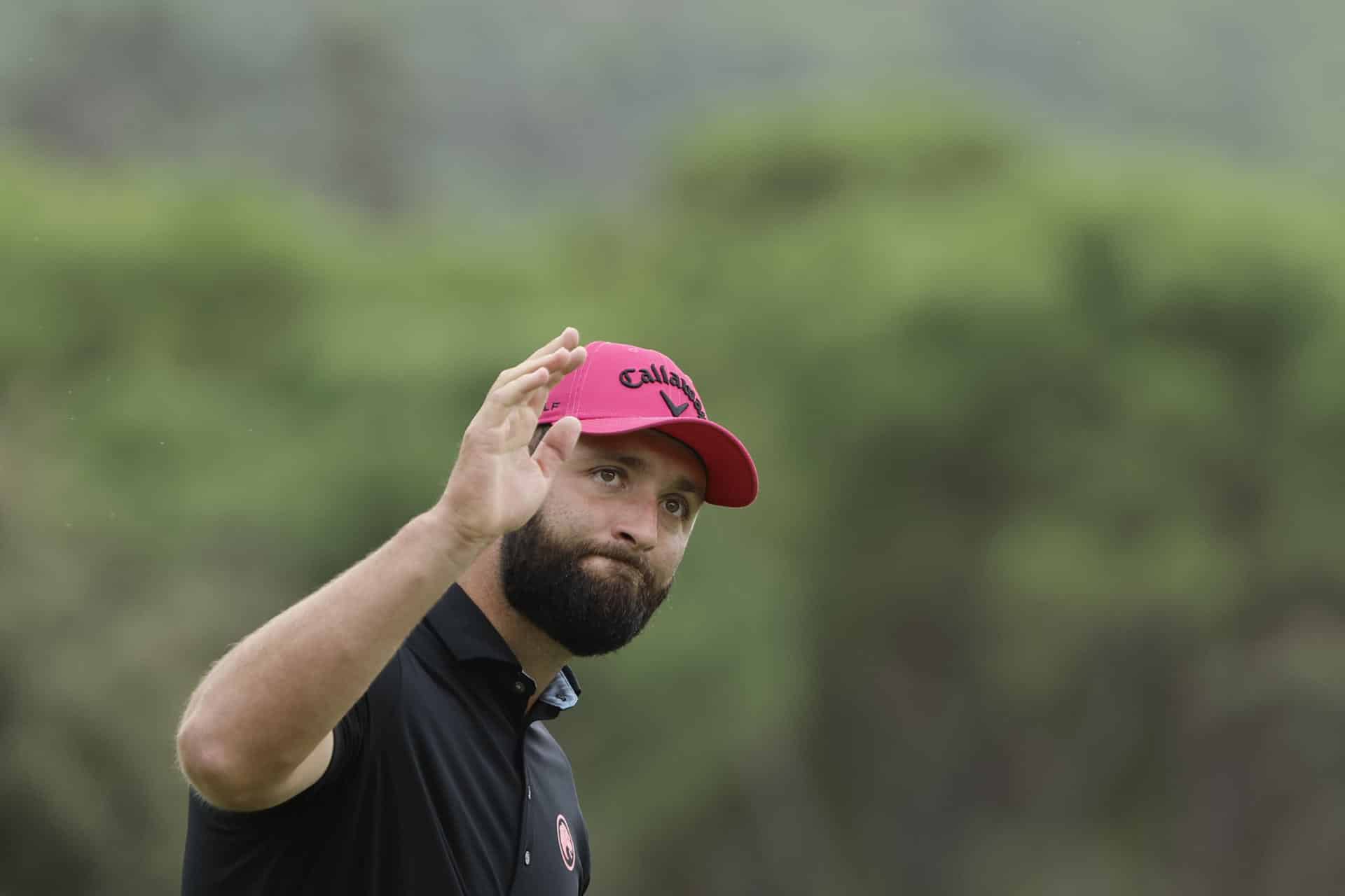 El golfista español Jon Rahm saluda al público durante su participación en la cuarta jornada del Abierto de España de golf en el Club de Campo Villa de Madrid. EFE/ Sergio Pérez