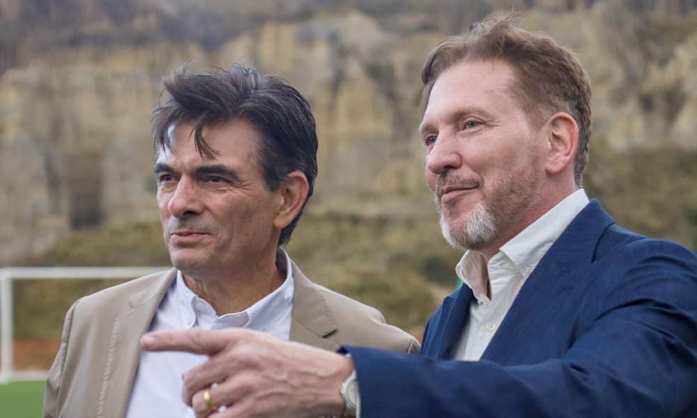 El presidente de la Conmebol, Alejandro Domínguez (d), participa junto al ganador de las elecciones presidenciales en Bolivia, Rodrigo Paz Pereira, durante un evento por el centenario de la Federación Boliviana de Fútbol (FBF) este lunes, en La Paz (Bolivia). EFE/Gabriel Márquez