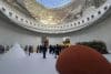 Pensada casi como un oasis para bajar de revoluciones en pleno corazón de París, la exposición 'Minimal' recorre este otoño la evolución del arte minimalista en la antigua Bolsa de Comercio, museo de las iniciativas de la Colección Pinault en la capital francesa. A través de un centenar de obras desplegadas en las diáfanas instalaciones de este edificio circular, ubicado a pocos minutos del Louvre, la visión de artistas como Dan Flavin, Robert Ryman, On Kawara o François Mollet repasan este movimiento que, desde los años 60, repensó el estatuto de la obra de arte y su relación con el espectador, depurando la estética al máximo. EFE/ Nerea González
