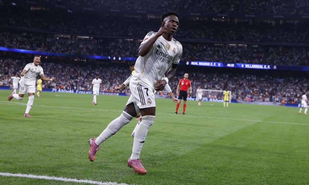 El delantero del Real Madrid Vinicius Jr celebra su gol contra el Villarreal, durante el partido de la jornada 8 de LaLiga EA Sports que Real Madrid y Villarreal disputaron en el estadio Santiago Bernabéu.- EFE/ Javier Lizón