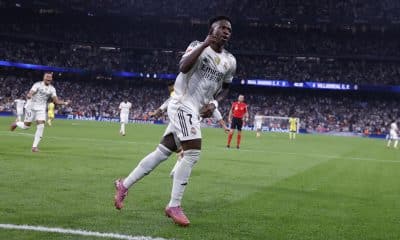 El delantero del Real Madrid Vinicius Jr celebra su gol contra el Villarreal, durante el partido de la jornada 8 de LaLiga EA Sports que Real Madrid y Villarreal disputaron en el estadio Santiago Bernabéu.- EFE/ Javier Lizón