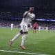 El delantero del Real Madrid Vinicius Jr celebra su gol contra el Villarreal, durante el partido de la jornada 8 de LaLiga EA Sports que Real Madrid y Villarreal disputaron en el estadio Santiago Bernabéu.- EFE/ Javier Lizón