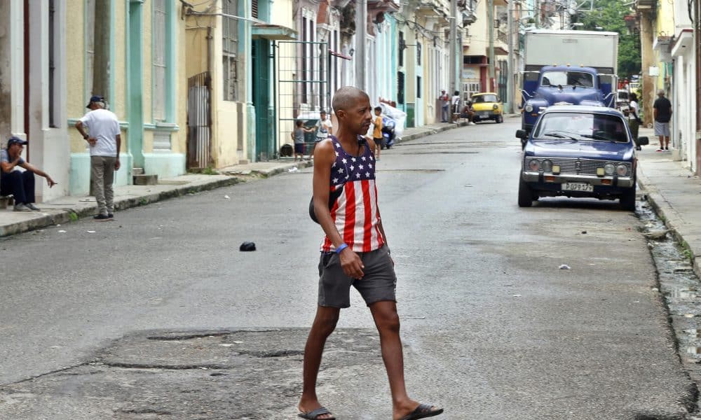 Un hombre camina con una camiseta con los colores de la bandera de Estados Unidos este viernes, en La Habana (Cuba). EFE/ Ernesto Mastrascusa