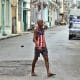 Un hombre camina con una camiseta con los colores de la bandera de Estados Unidos este viernes, en La Habana (Cuba). EFE/ Ernesto Mastrascusa
