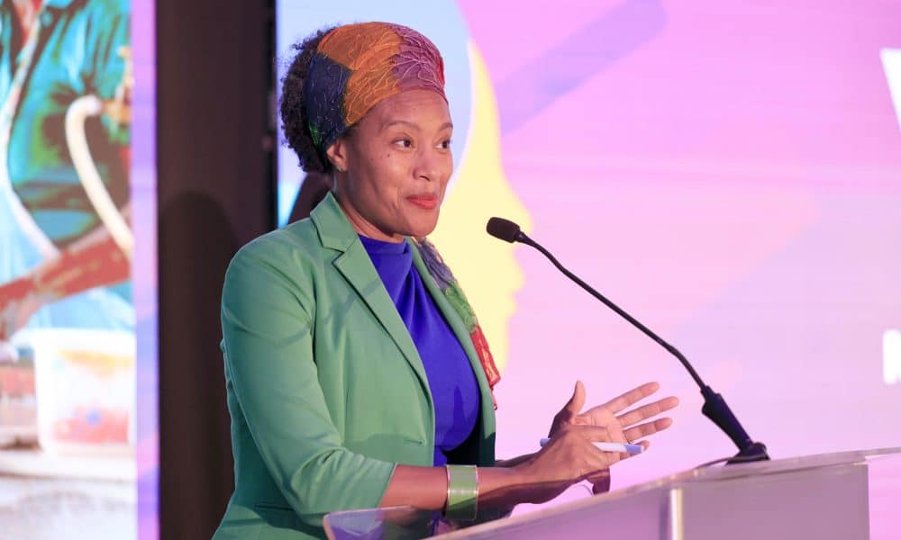 La directora regional de la Federación Internacional de Sociedades de la Cruz Roja y de la Media Luna Roja (IFRC), Loyce Pace, habla durante la apertura del II Foro Regional 'Voces desde el Terreno: Mujeres en la Acción Humanitaria' este lunes, en Ciudad de Panamá (Panamá). EFE/ Bienvenido Velasco