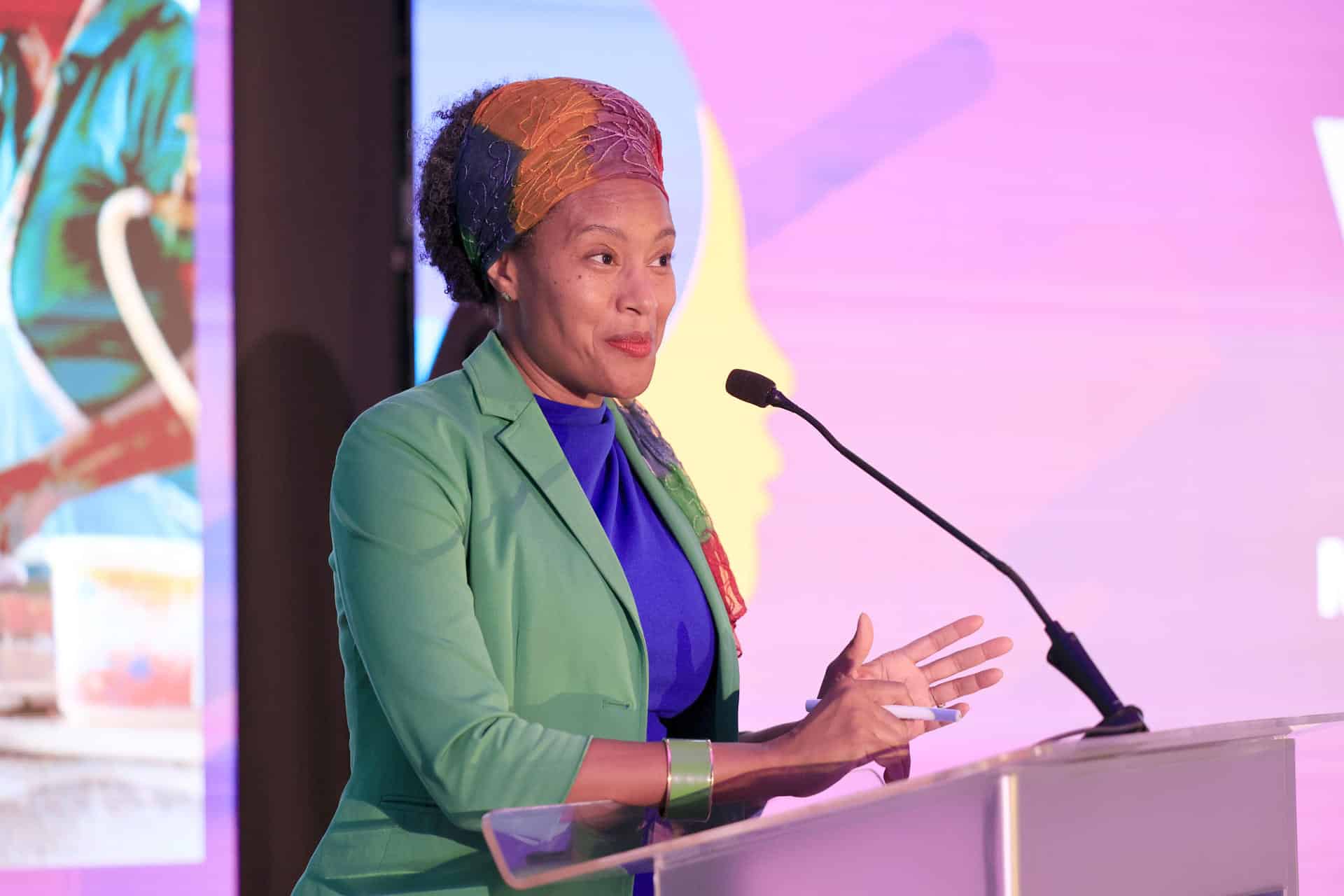 La directora regional de la Federación Internacional de Sociedades de la Cruz Roja y de la Media Luna Roja (IFRC), Loyce Pace, habla durante la apertura del II Foro Regional 'Voces desde el Terreno: Mujeres en la Acción Humanitaria' este lunes, en Ciudad de Panamá (Panamá). EFE/ Bienvenido Velasco