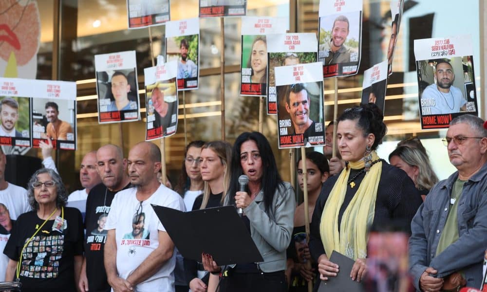 Einav Zangauker, madre del rehén israelí Matan, y otras familias de rehenes retenidos por Hamás en Gaza, en la llamada "Plaza de los Rehenes", en Tel Aviv, Israel, el 11 de octubre de 2025. EFE/ABIR SULTAN