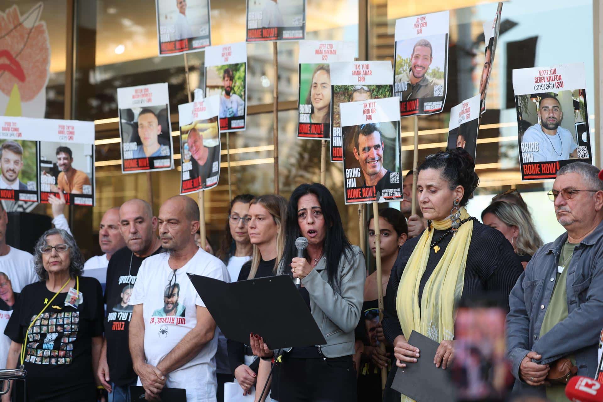 Einav Zangauker, madre del rehén israelí Matan, y otras familias de rehenes retenidos por Hamás en Gaza, en la llamada "Plaza de los Rehenes", en Tel Aviv, Israel, el 11 de octubre de 2025. EFE/ABIR SULTAN